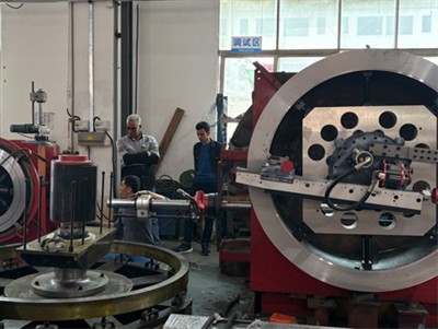 Klijenti tal-Marokk jittestjaw magna tat-tħin tal-flanġ ċirkolari - magna tal-boring mobbli fuq i...